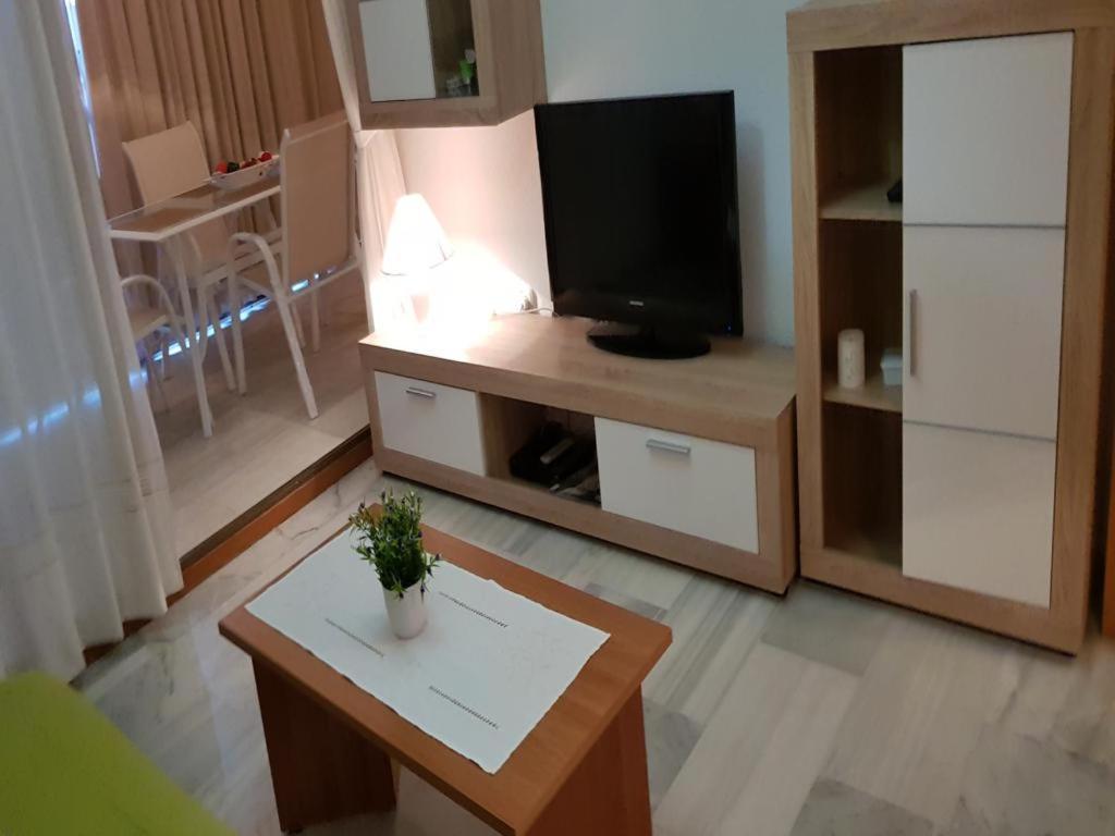 Apartamento 1ªLinea 4-5 pax Wifi-Benidorm1hab y 2 sofas, Aire, Playa Levante Apt Cachirulo *
